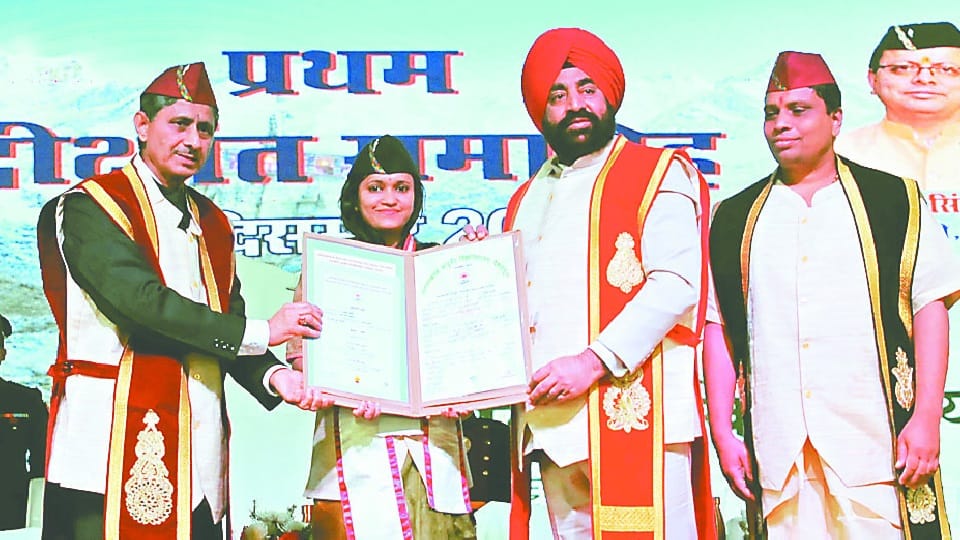 Uttarakhand Ayurved University First Convocation: Governor gurmeet singh gives medal to students