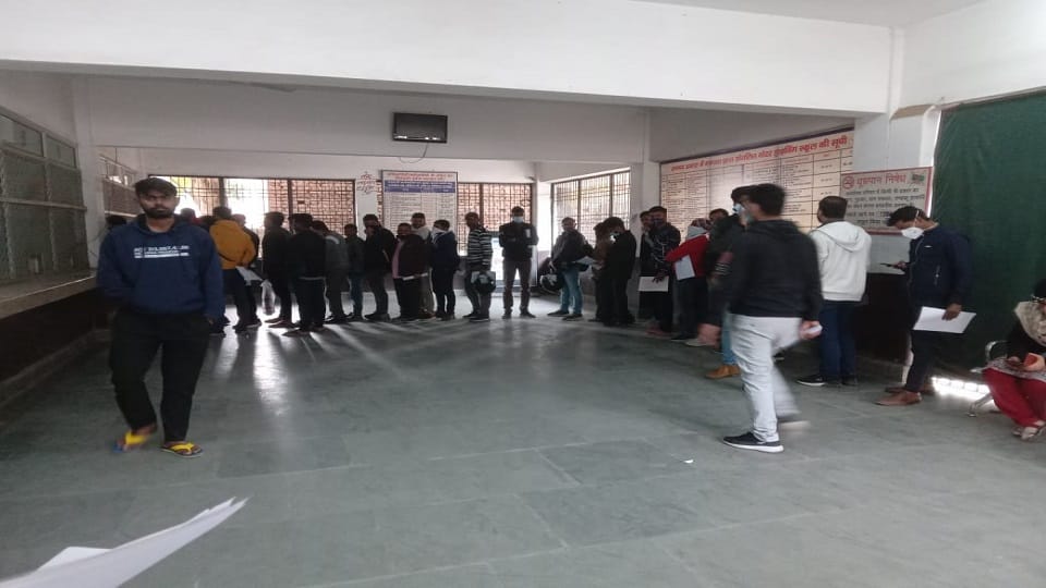 Educated are becoming illiterate to get learning Driving license agra hindi news