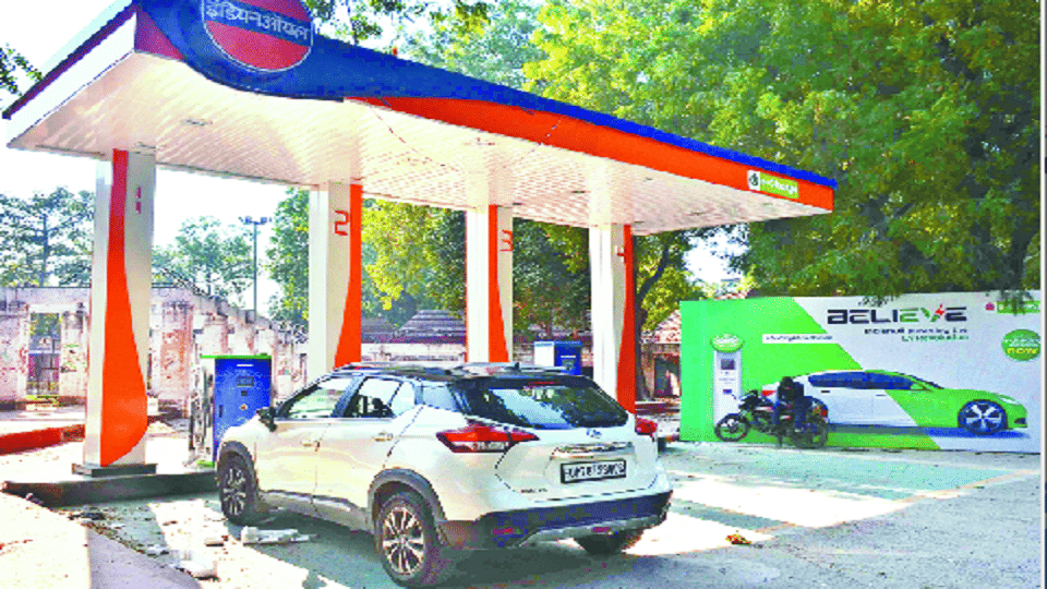 Good news for electric vehicle owners Charging stations will start in March agra city