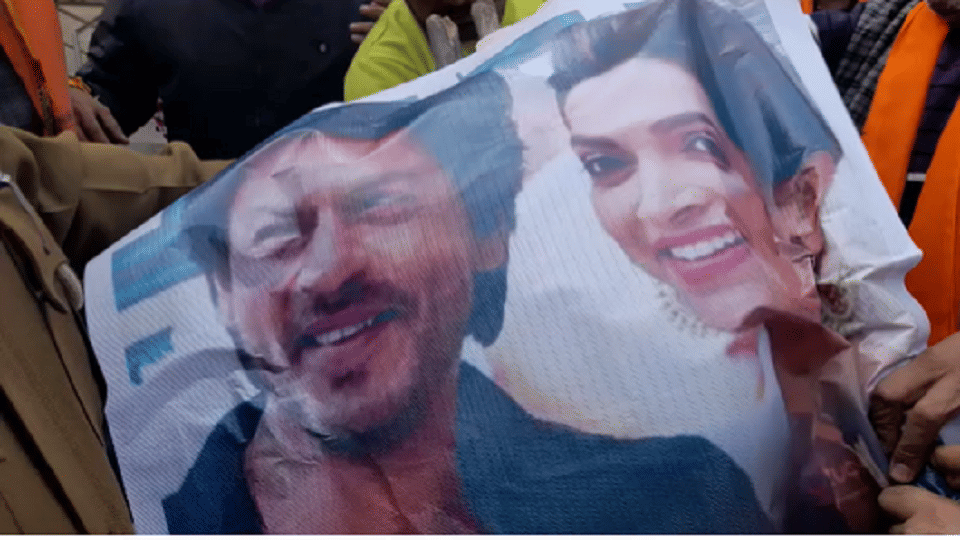 hindu mahasabha protest against shahrukh deepika film pathan burns effigy
