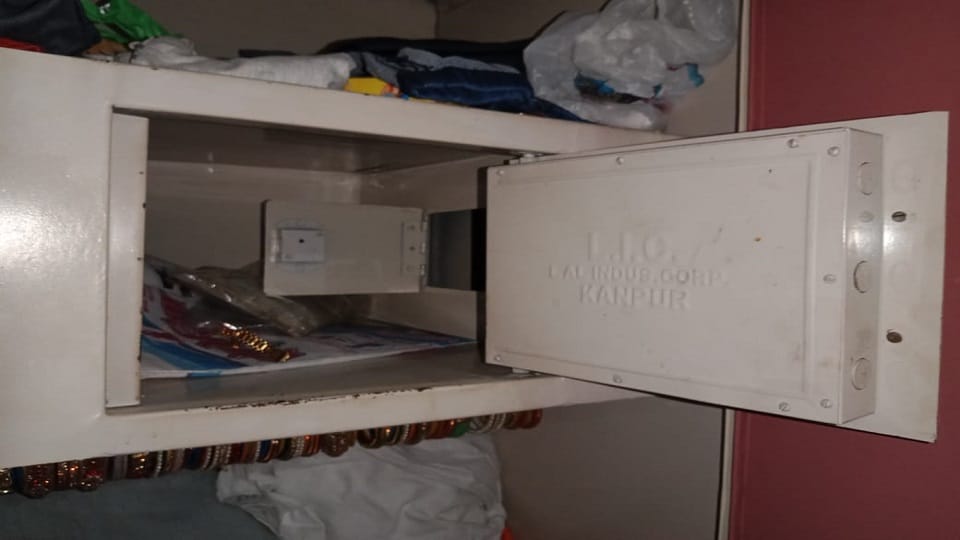 theft at policeman house: UP police constable kept sleeping thieves cleaned house in agra