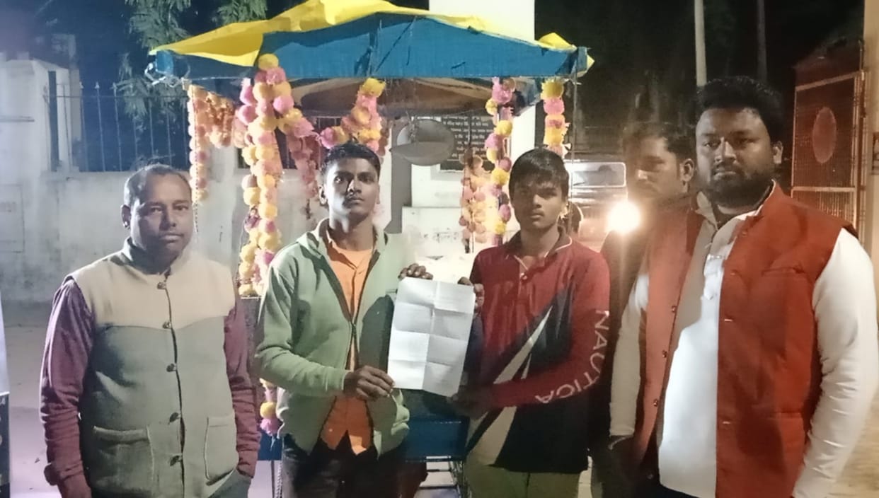 Dabang beat up shopkeeperOn demanding money for golgappe in azamgarh