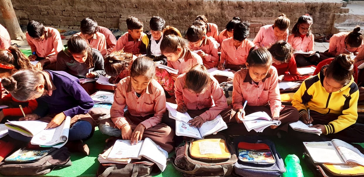 Fatehpur: School children without sweaters, teachers have trouble uploading photos
