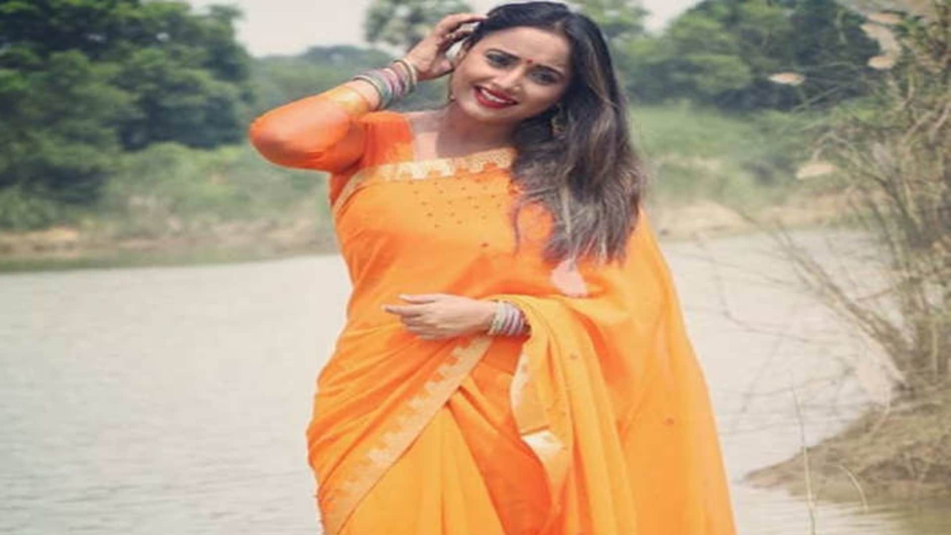 Pathaan Besharam Rang Srk deepika Bhojpuri actress amrapali monalisa Rani Akshara wore bhagwa dress onscreen