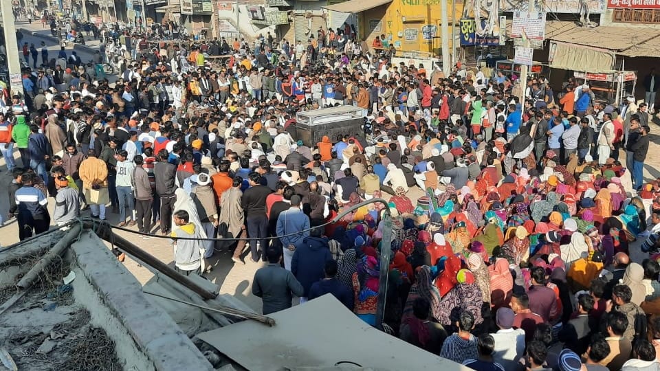 Family of Man who died in attack of miscreants protest for demands in Bhuna