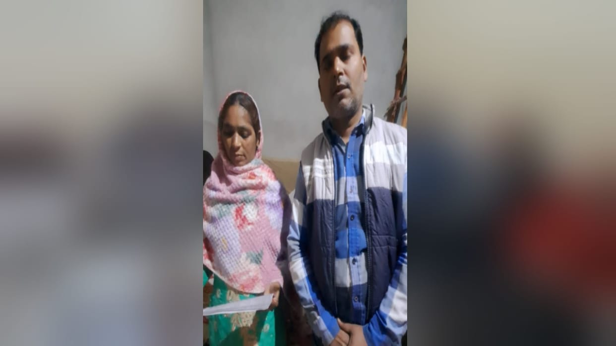 Bijnor: Lekhpal declared a woman dead, now the couple demanded action from DM