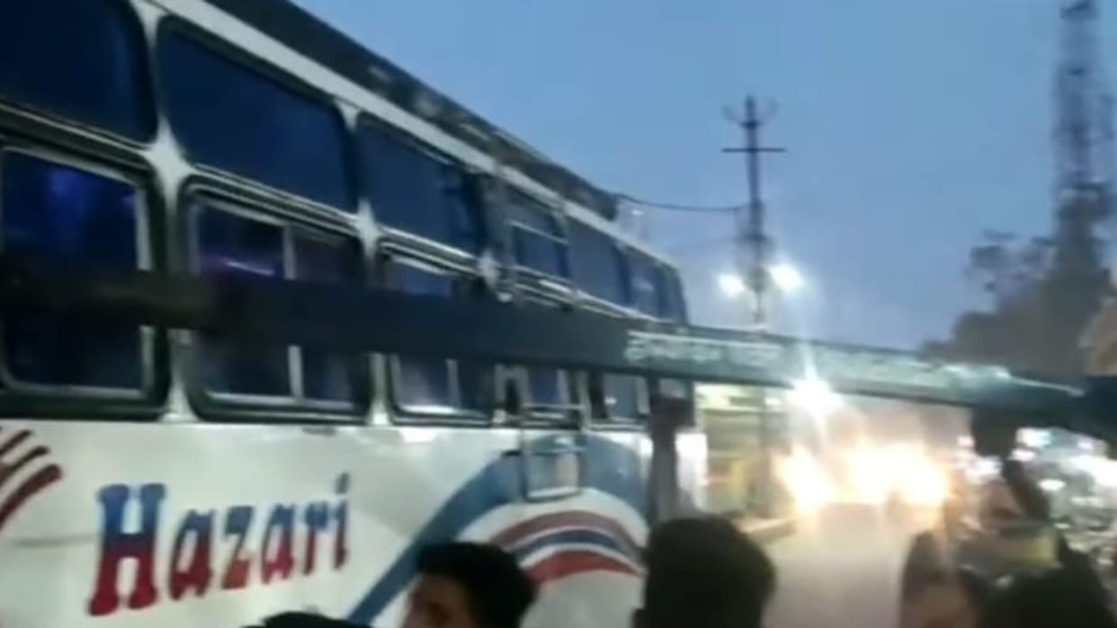 The electric pole kept in the tractor entered the bus in damoh three passengers were injured in the accident,