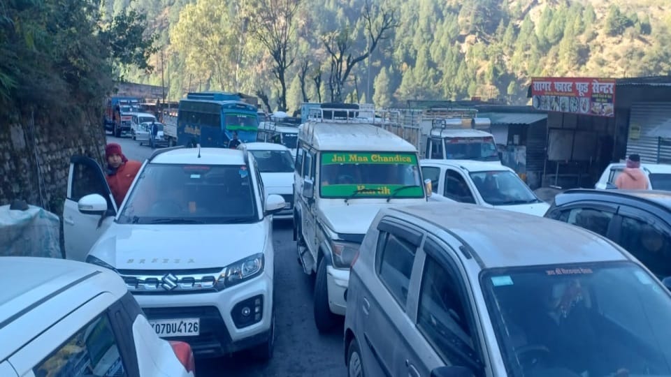 Heavy Landslide on Badrinath Highway Today vehicle stucked for four Hours