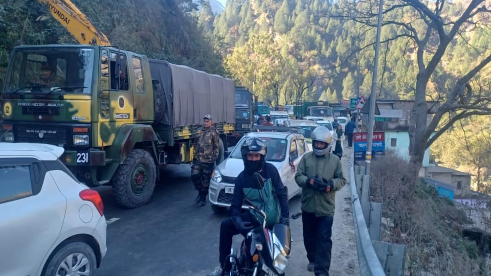 Heavy Landslide on Badrinath Highway Today vehicle stucked for four Hours