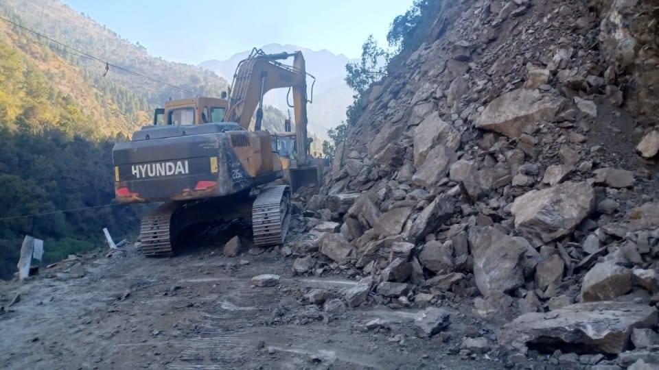 Heavy Landslide on Badrinath Highway Today vehicle stucked for four Hours