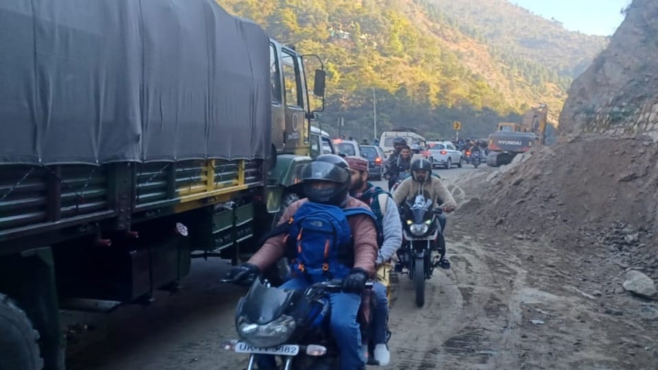 Heavy Landslide on Badrinath Highway Today vehicle stucked for four Hours