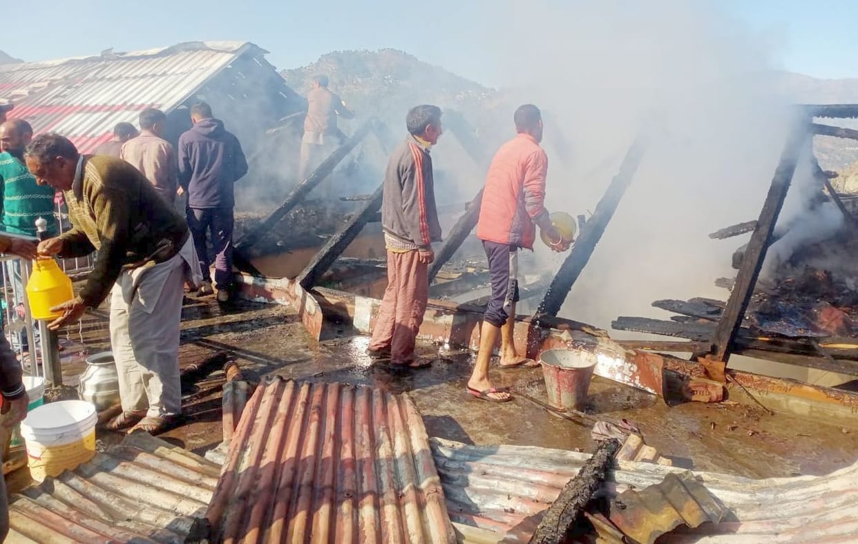Fire broke out in two houses, four rooms and kitchen ashes