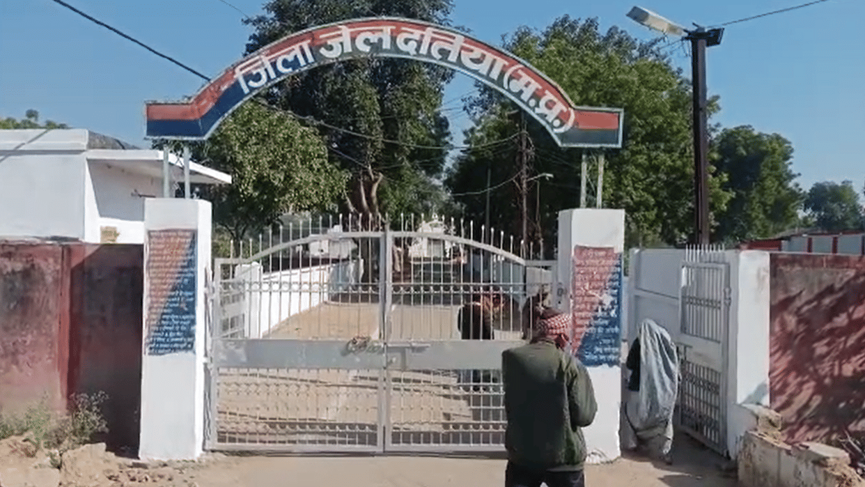 MP News: In the case of the murder of wife and son, the prisoner in Datia jail hanged himself, made a noose
