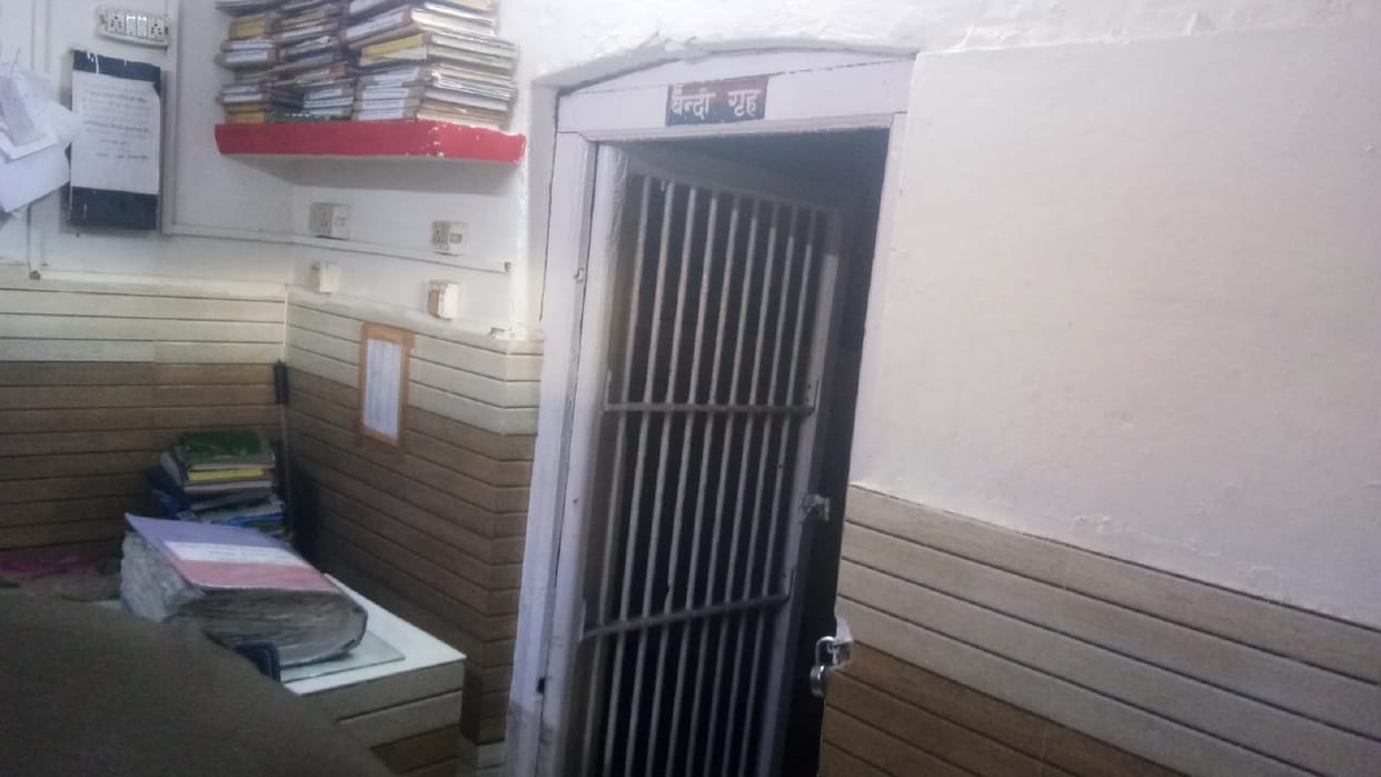 Accused of theft sets himself on fire in GRP lockup accuses police of torturing him in Shahjahanpur