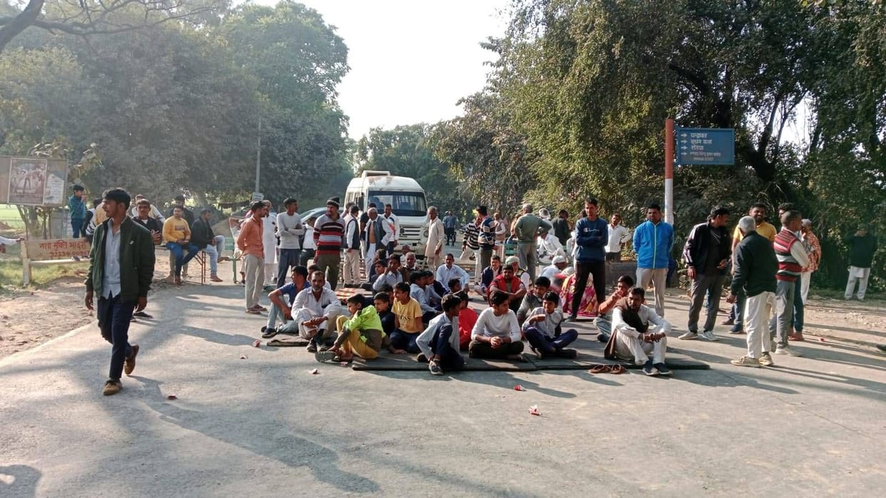 Eight-hour road blocked for teacher's arrest