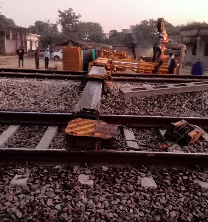 The crane overturned on the railway track, due to the vigilance of the keyman, the train accident was averted.
