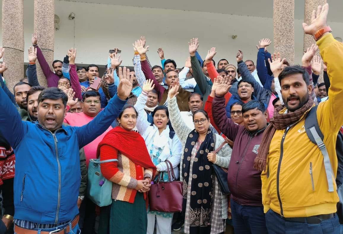 Demonstration of teachers in collectorate against cashless medicine