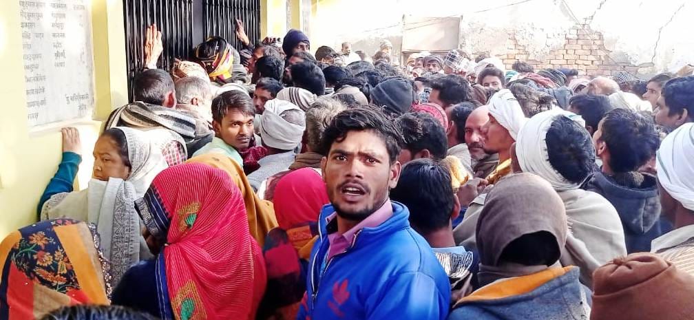 Farmers were in line since morning urea finished in just three hours