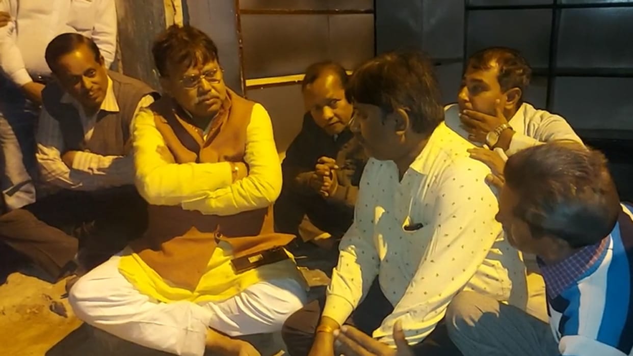 Energy Minister Pradhuman Singh Tomar left the house and spent the night on the road set up Jan Chaupal