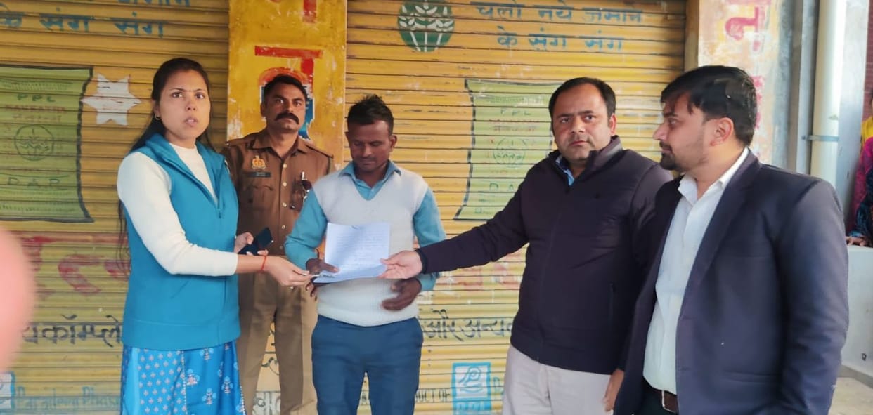 Mainpuri: SDM sealed the fertilizer shop for charging more than the fixed price