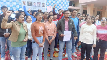 नए बैच के विद्यार्थियों ने पहले ही दिन किया कक्षा का बहिष्कार।