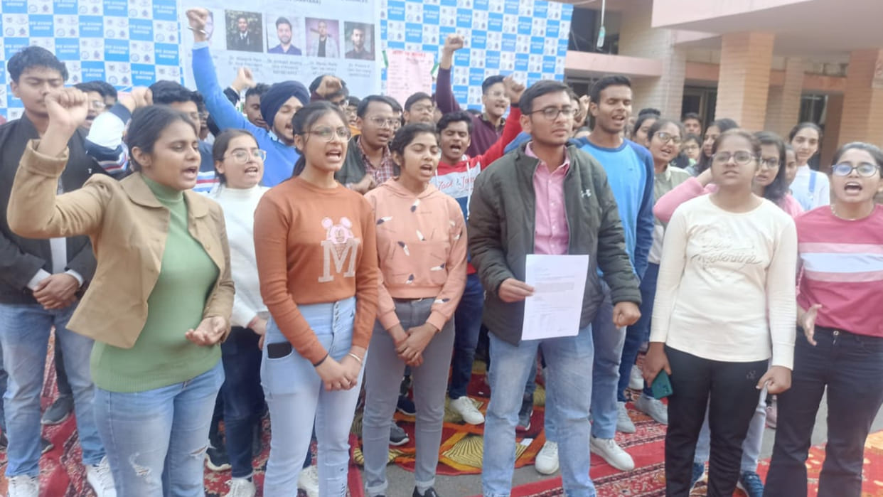 Rohtak: Students of the new batch sat on a dharna against the bond policy