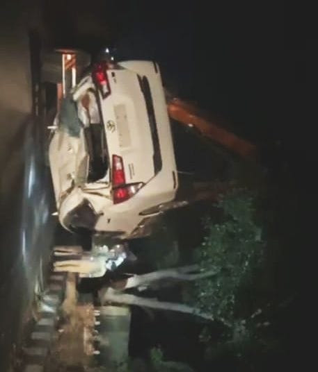 Mainpuri: Car fell into canal while breaking culvert, driver injured