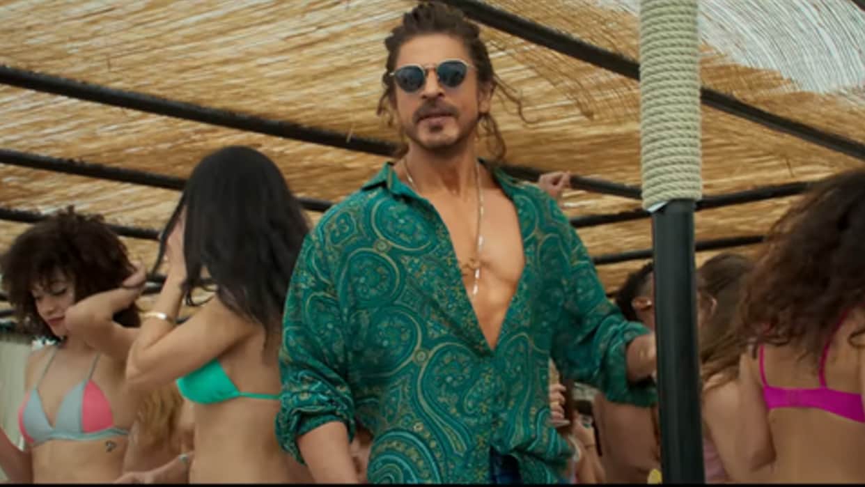 Pathaan Song Besharam Rang Controversy Rahul Dholakia tweeted in Support of Shah Rukh Khan