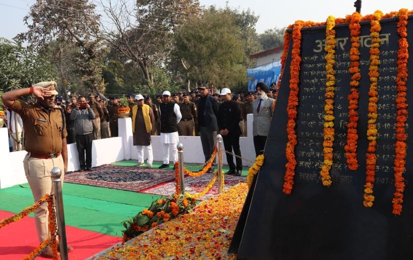 Tributes paid to martyred soldiers on Victory Day
