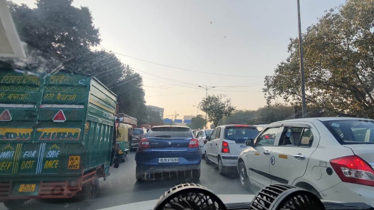 Delhi: People sweating to reach Delhi airport, traffic jam for two to three kilometers