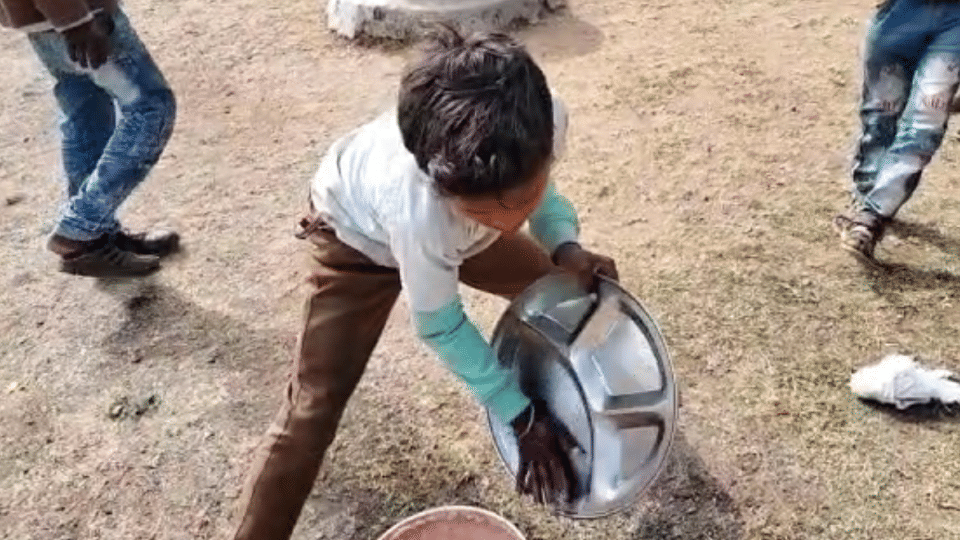 MP News: Look at the condition of the government school in Sagar, the children are washing the utensils
