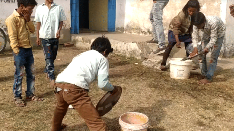 MP News: Look at the condition of the government school in Sagar, the children are washing the utensils