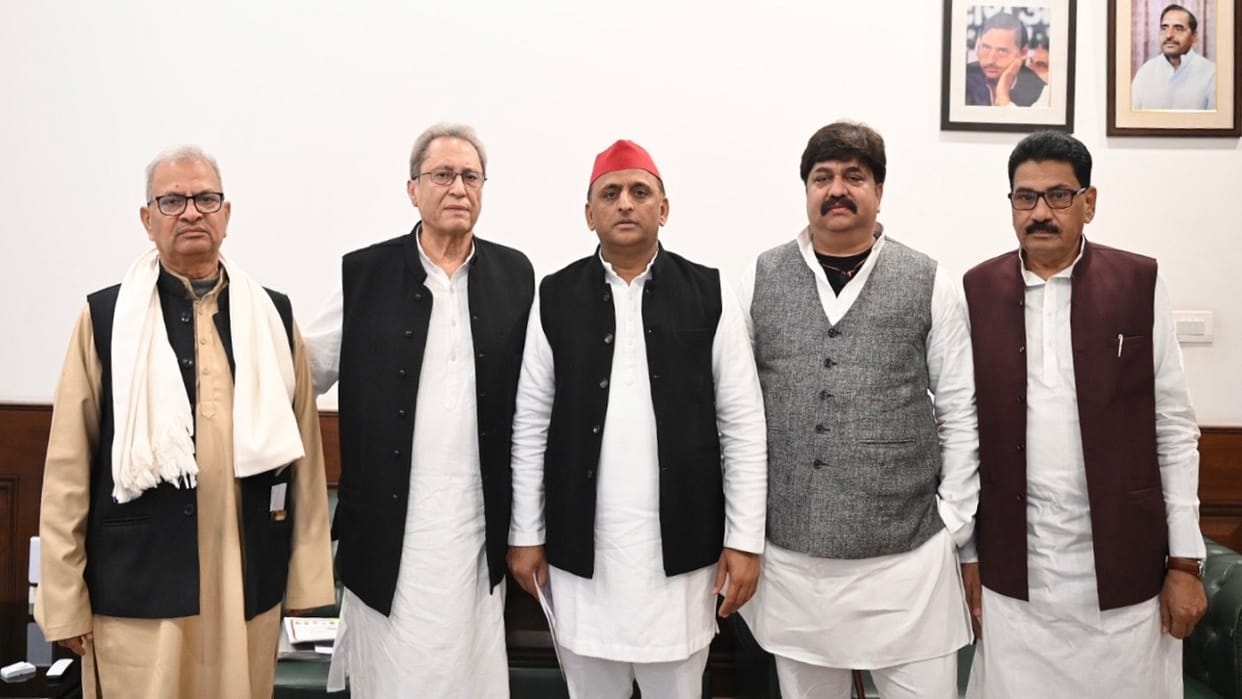Former MLA Abid Raza re joined SP accepted membership in front of Akhilesh Yadav