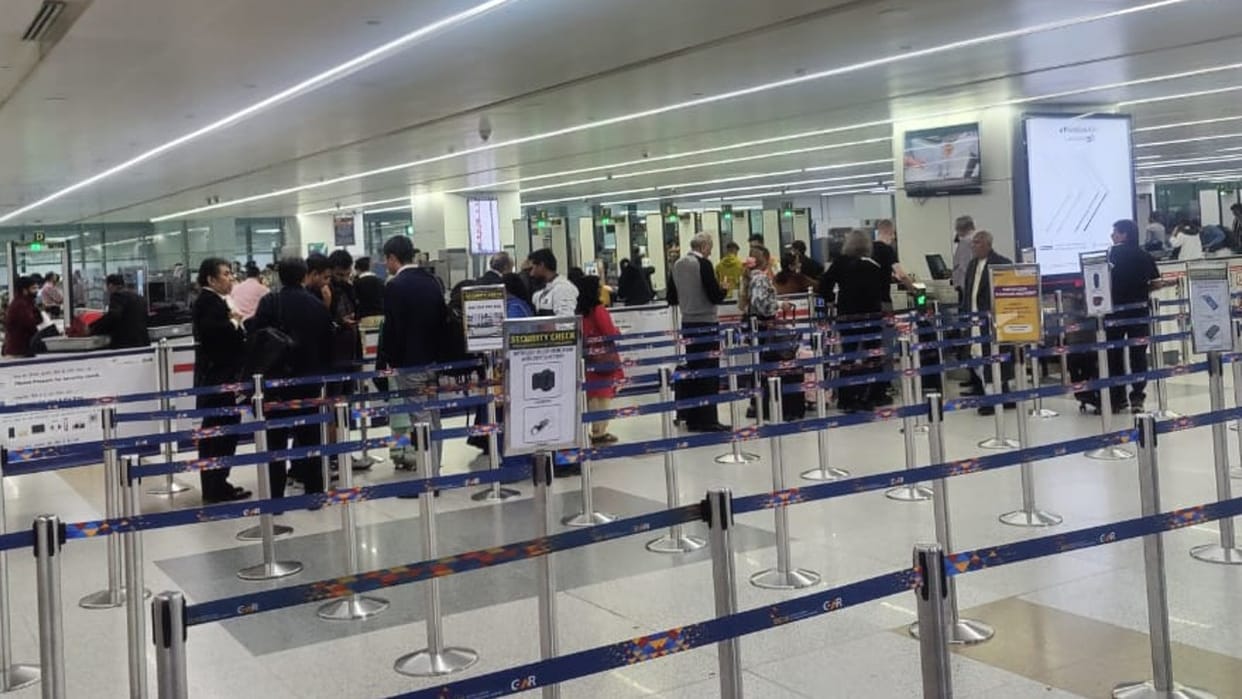 Delhi Hindi News Drunk passenger pees at airport