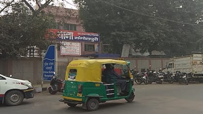 Delhi Accident: मंगोलपुरी फ्लाईओवर के पास हादसा, बोलेरो ने मारी स्कूटी में टक्कर; दो की गई जान Bolero collides with Scooty near Mangolpuri flyover