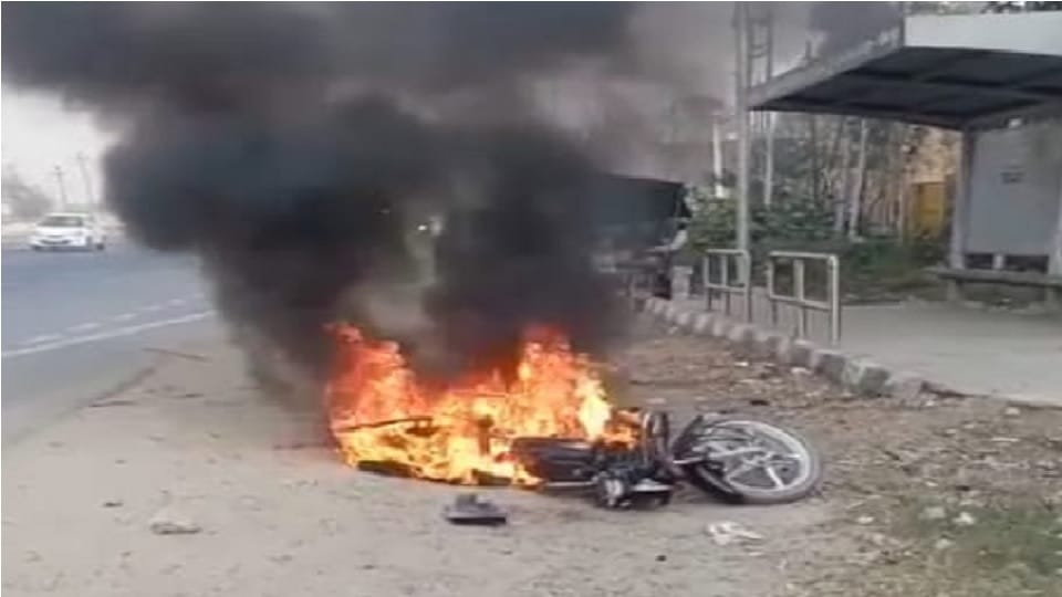 Uproar in student groups in Amroha miscreants ran and beat each other with belts