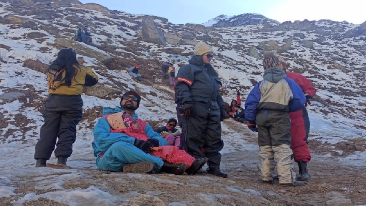 Number of tourists doubled in Manali, enjoying snowfall in Koksar-Sissu