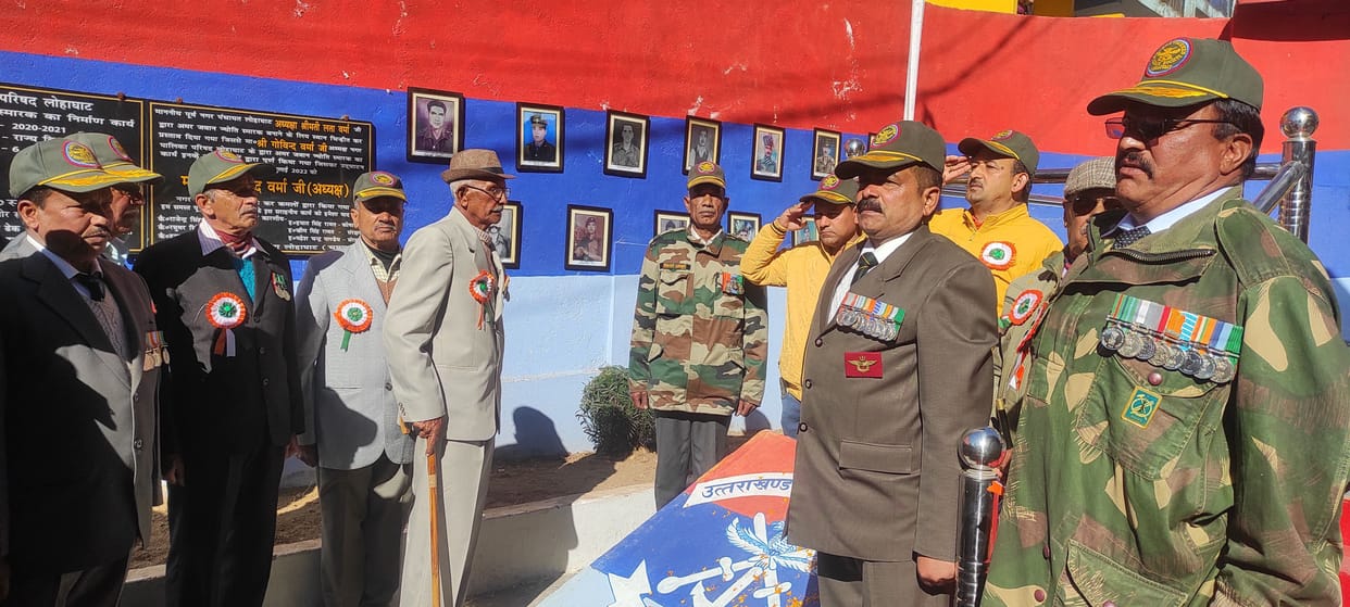 Flowers offered at Martyr's Memorial on Victory Day, Bravehearts honored