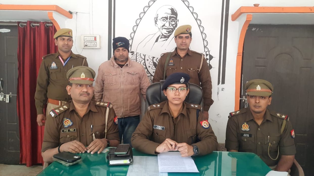 Varanasi: Accused of cheating saree traders arrested from Delhi, used to do such work by changing his name