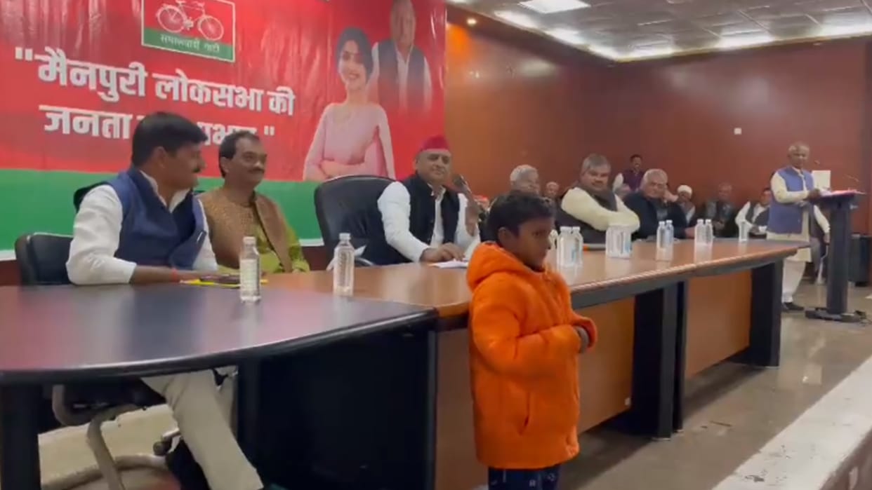 Akhilesh Yadav speaks on controversy over saffron colour.