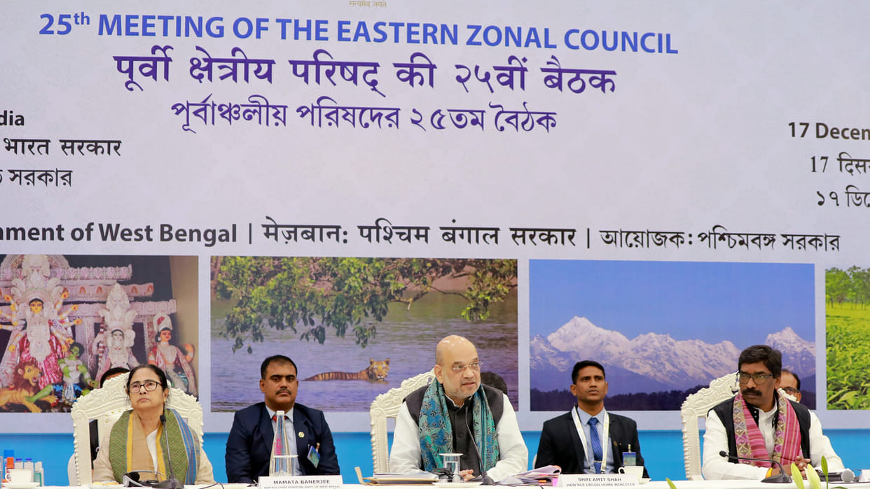Eastern zonal council meeting kolkata Amit Shah emphasis cross border crimes BSF Mamata Banerjee Updates