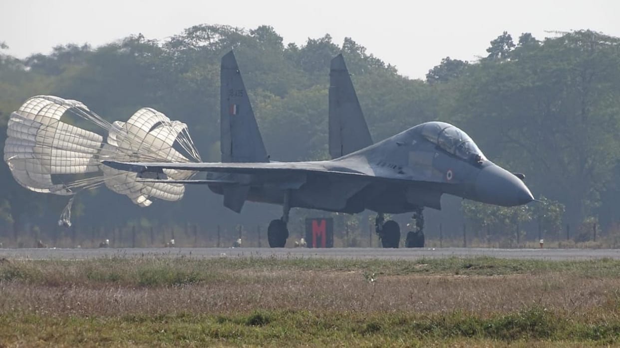 Miraj Sukhoi did fly past, Garud Force personnel jumped from helicopter