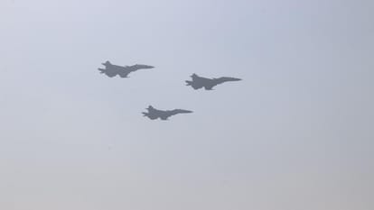 Miraj Sukhoi did fly past, Garud Force personnel jumped from helicopter