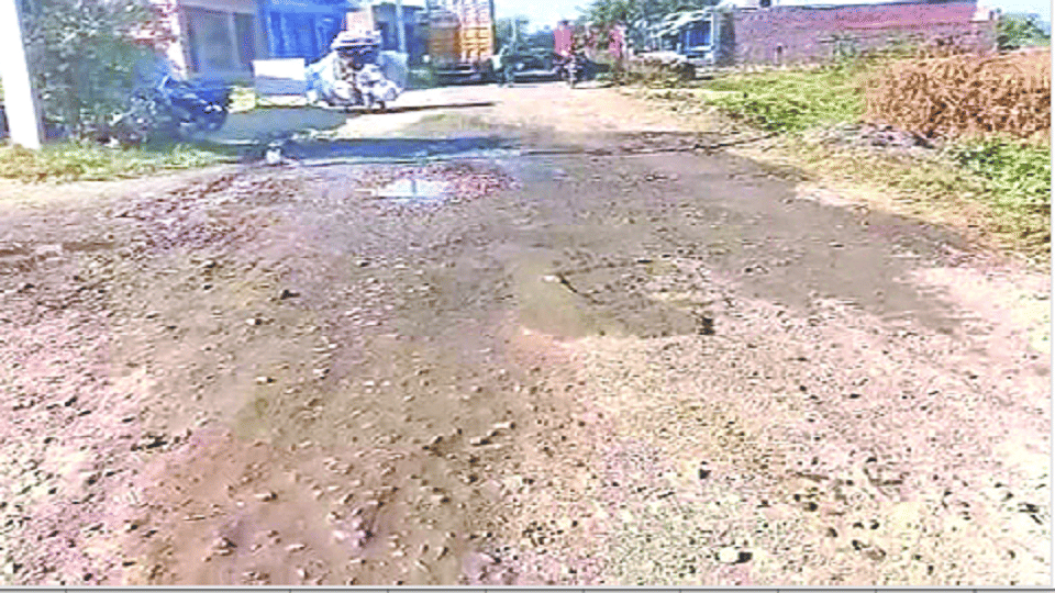 contractor fined 32 lakh delayed the construction of the road in etah
