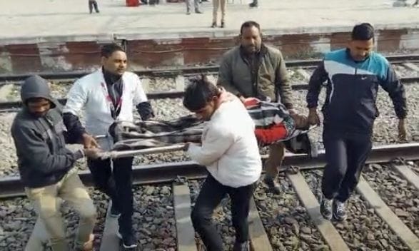 Hardoi, echoing in the moving train, mother and child safe