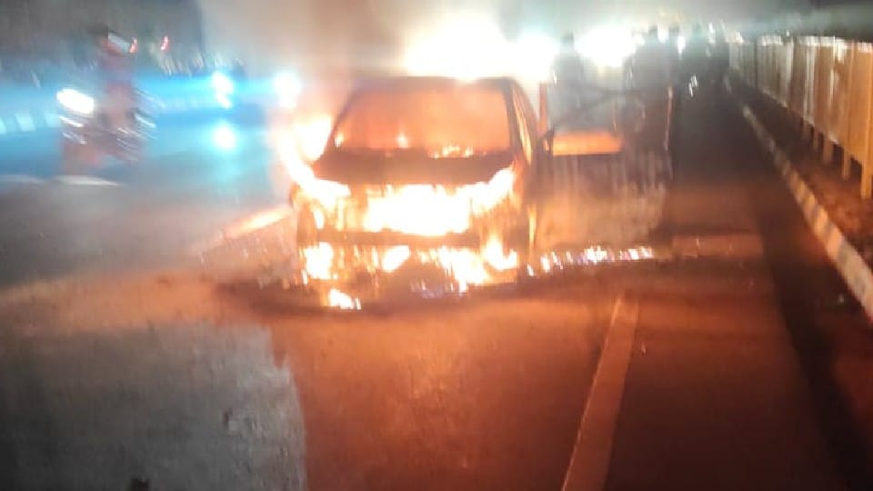 moving car catches fire on delhi highway in agra
