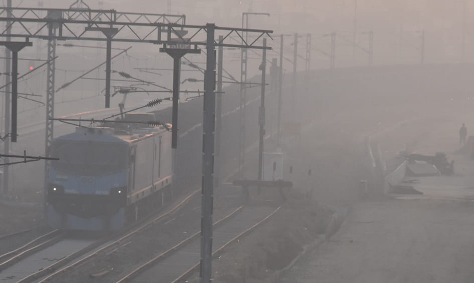 The situation did not improve, the fog put a brake on the speed of trains