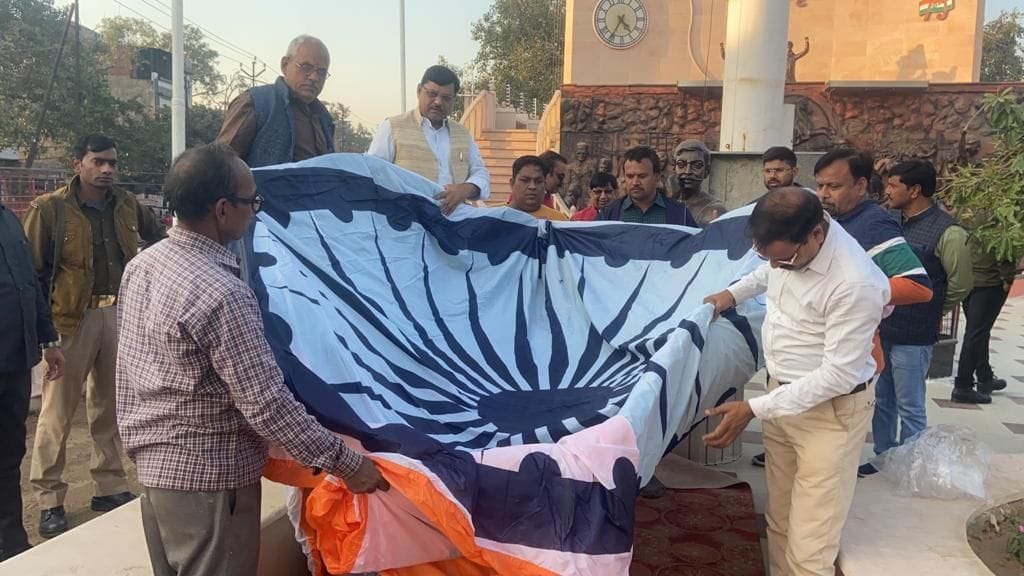 151 feet high national flag hoisted in Hathras Bhagat Singh Park