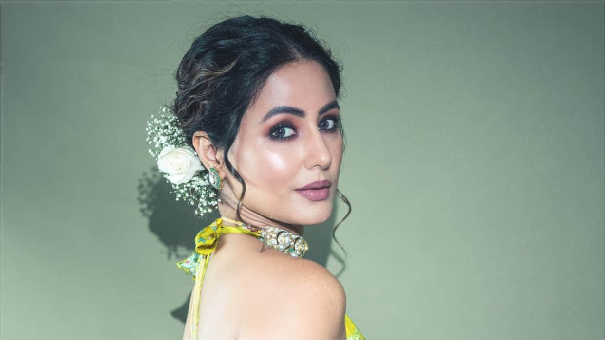 hina khan plunging neckline blouse with floral saree attend wedding