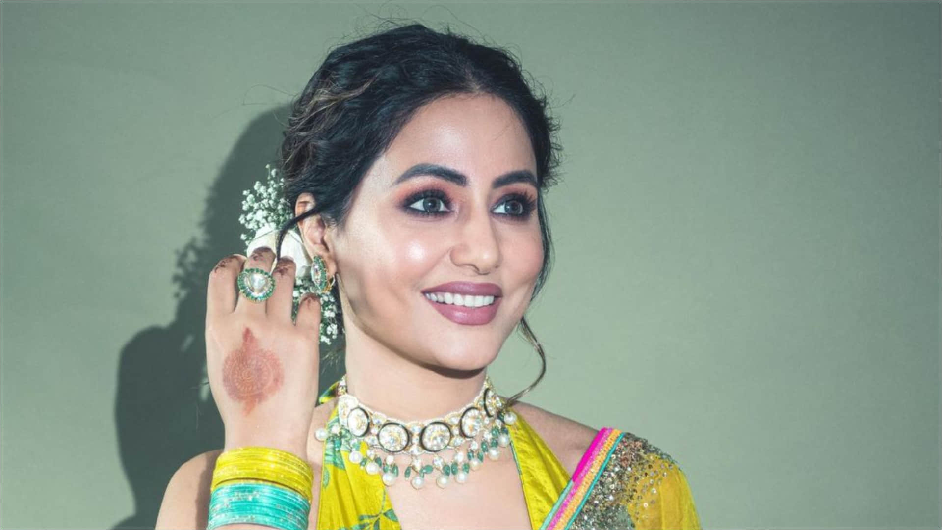 hina khan plunging neckline blouse with floral saree attend wedding